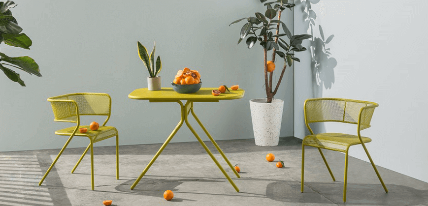 Groene tuinset met een tafel en twee stoelen
