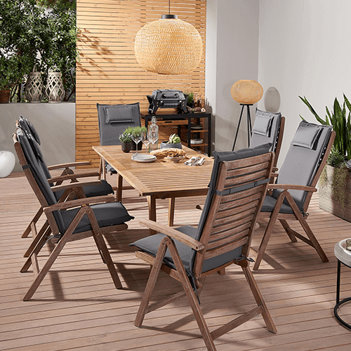Houten tuintafel met gestoffeerde houten stoelen