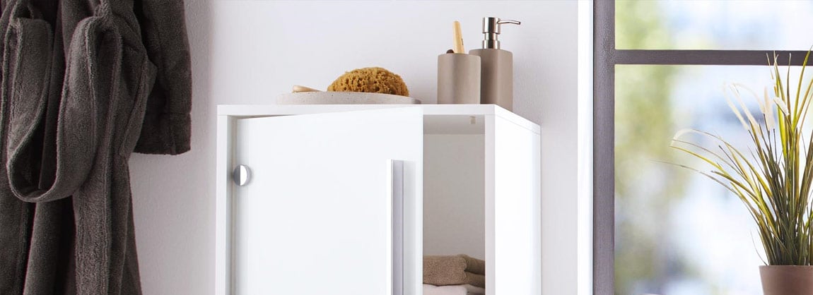 Witte badkamerkast Wit badkamerkast met decoratie