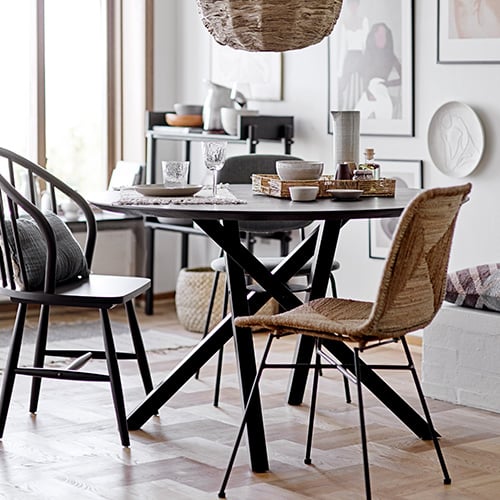 Blauwe outdoor-zitzak met bank en tafel