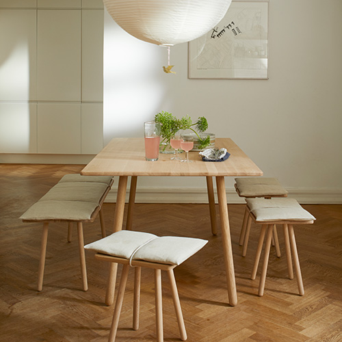 Zwart-witte stoel met tafel voor het balkon
