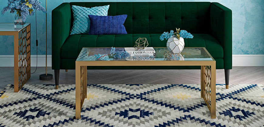 Groene bank met blauw en wit tapijt