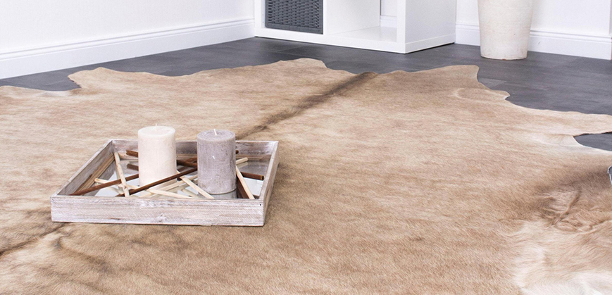 Bruin bontkleed met decoratie