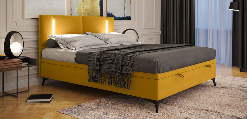 Geel gestoffeerd bed Geel gestoffeerd bed met grijs beddengoed