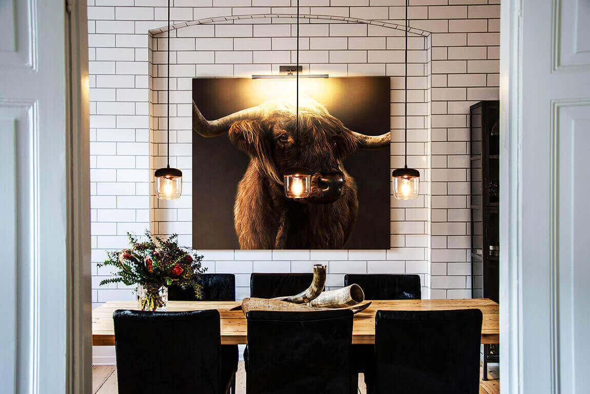 Hanglamp met drie lampen in industrial-stijl boven de eettafel