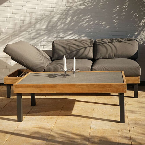 Lounge ligstoel en salontafel voor de tuin en het terras in massief hout