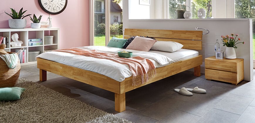 Massief houten bed Massief houten bed met wit beddengoed