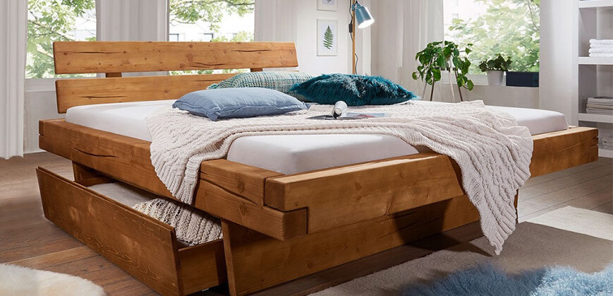 Massief houten bed met lade Massief houten bed met lade en decoratie