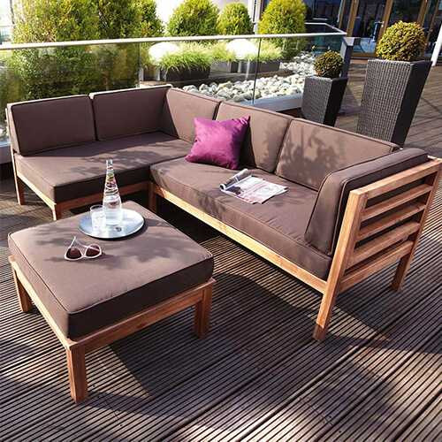 Lounge meubels in massief hout met bruine bedekking