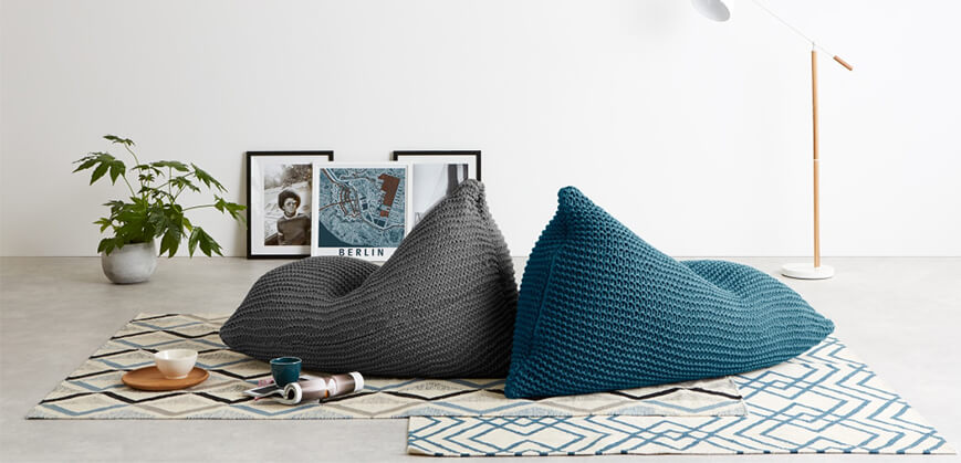 Als er vrienden komen: relax-meubels Twee zitkussens in grijs en blauw
