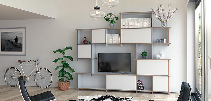 Heldere wandmeubel met houten elementen in abstracte vorm