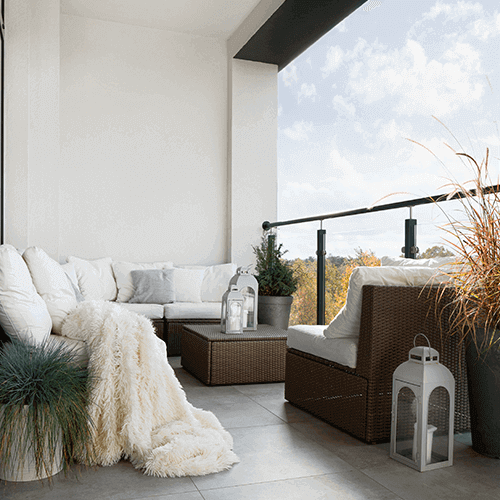 Kussens, planten en dekens voor het balkon