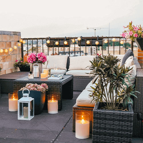 Kussens, bloemen en lampen voor het balkon