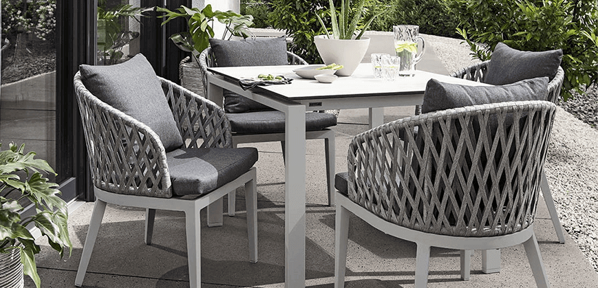 Tuintafel met stoelen in grijs metaal