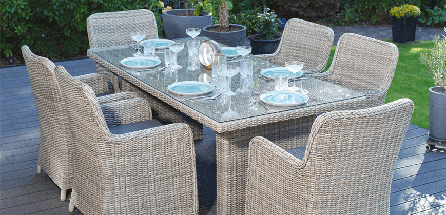 Tuintafel van polyrotan met glazen blad en stoelen