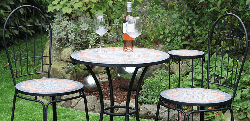 Stevige tuintafel met metalen stoelen