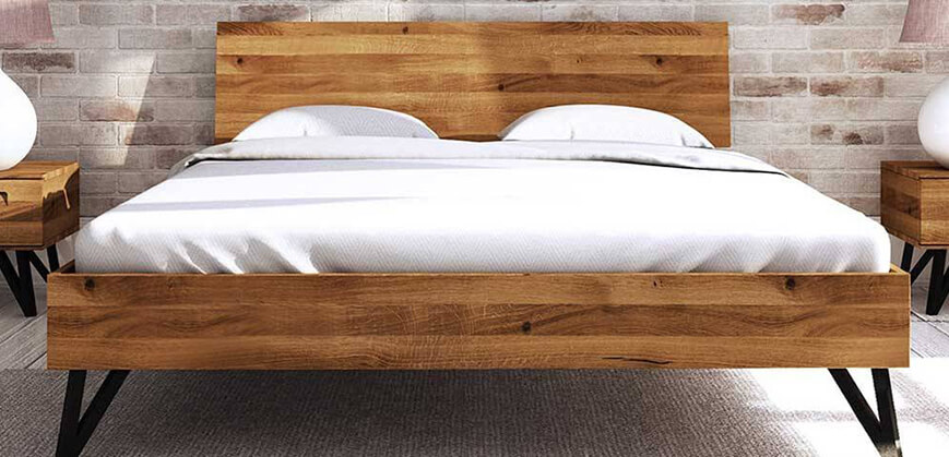 Massief houten bed met beddengoed