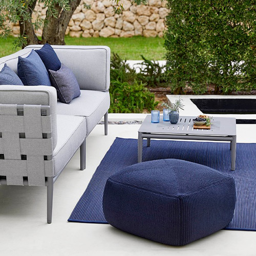 Blauwe outdoor-zitzak met bank en tafel