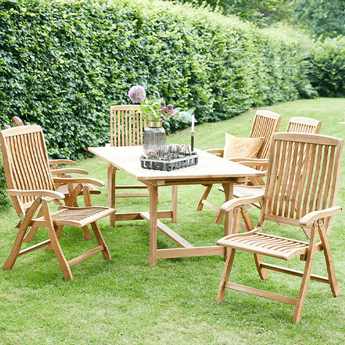 Houten tuinmeubels met tafel en stoelen