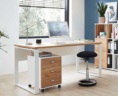 Modern bureau met ladeblok en ergonomische bureaukruk
