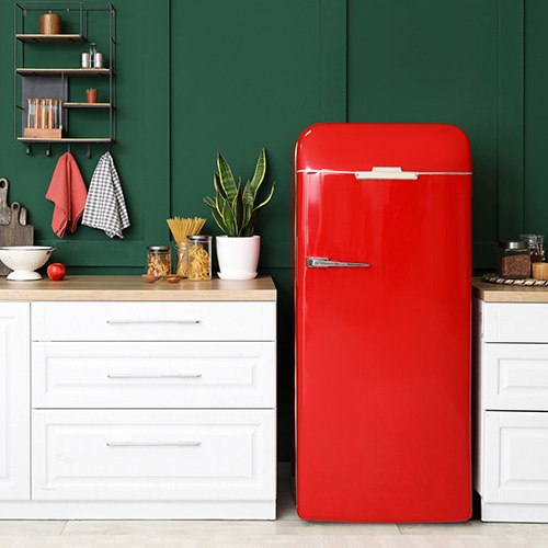 Een rode energiebesparende koelkast in een keuken