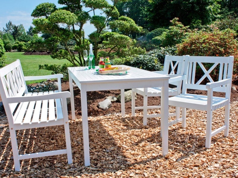 Witte tuintafel met stoelen