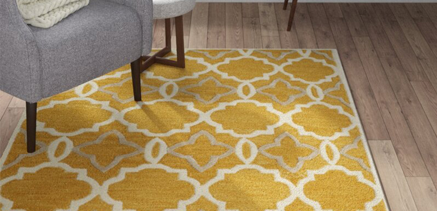 Geel en wit tapijt met fauteuil