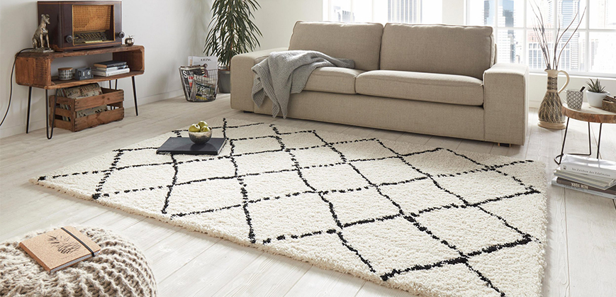Wit-zwart hoogpolig tapijt in de woonkamer