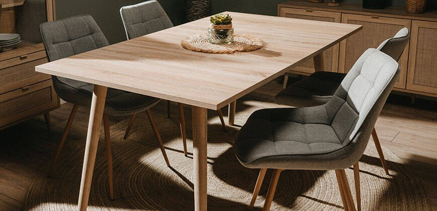 Eettafel van gedeeltelijk massief hout in Scandi stijl