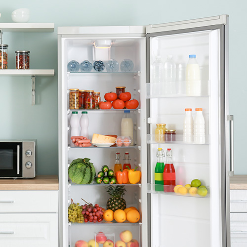 Een open koelkast met levensmiddelen