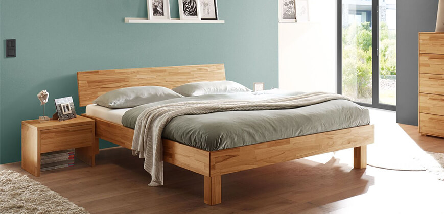 Massief houten bed met kussen en deken