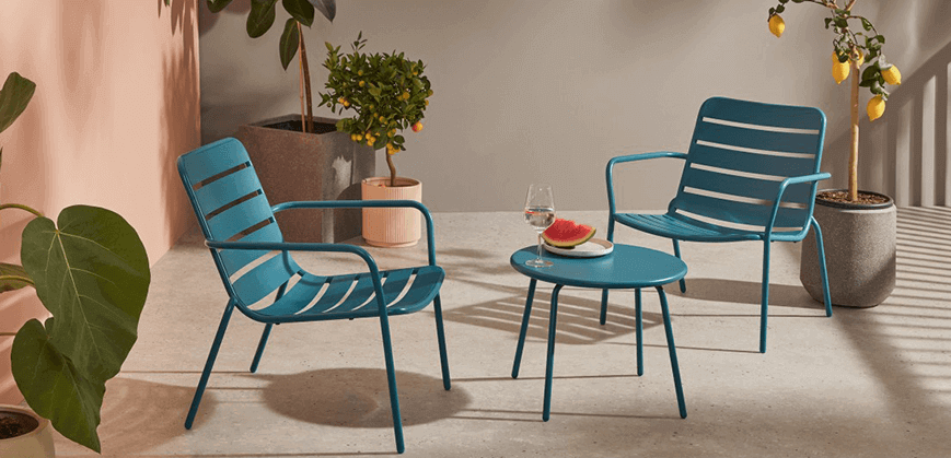 Metalen tuinmeubelset met stoelen en een tafel